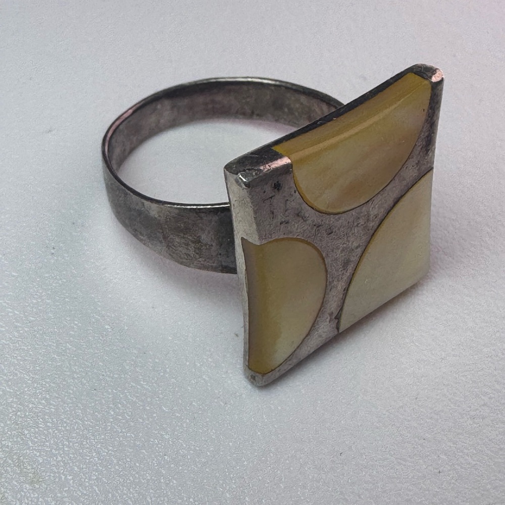 Sterling Silver Rind with MOP Inlay size 9 - Picture 5 of 12